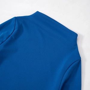 Detalle del cuello alto del vestido de punto azul real con textura de costura fina