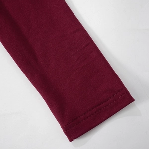 Detail der Doppelnadelnaht am Ärmelbündchen des dunkelkirschroten Strickkleides