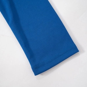 Detalle del puño del vestido azul con textura de malla y doble costura de alta calidad