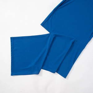Detalle de un vestido largo azul brillante que muestra elegantes costuras abiertas y tela suave