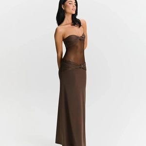 Détail d'une robe longue bustier marron avec taille en mesh et nœuds élégants drapés