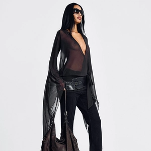 Detail von sexy schwarzem Mesh-Minikleid mit tiefem V-Ausschnitt und Schlitzärmeln