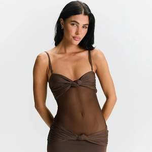 Gros plan sur le nœud élégant et le panneau en maille transparente d'une robe brune