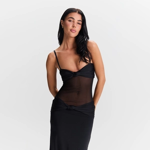 Détail du bustier torsadé et de l'empiècement en résille transparente sur la robe noire