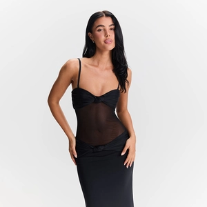Détail du design torsadé et de l'empiècement en maille transparente sur la robe noire