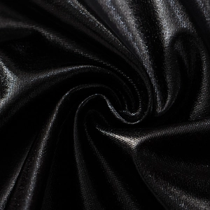 Dettaglio ravvicinato della trama in ecopelle nero scuro con riflesso metallico