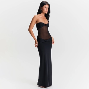 Détails d'une robe longue noire moulante avec bustier noué et empiècements en résille