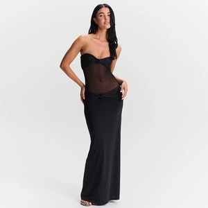 Détail d'une robe longue bustier noire élégante avec taille en résille et nœuds décoratifs