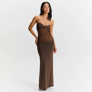 Détail d'une robe longue bustier marron foncé avec taille en tulle et nœud torsadé