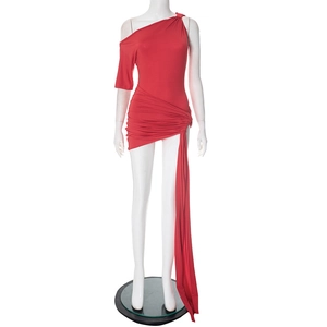 Détail d'une robe rouge asymétrique avec des fronces et un ruban long élégant