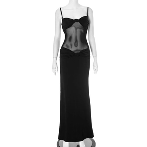 Détail de la robe de soirée noire avec maille transparente et plis noués