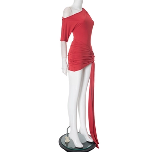 Détail d'une mini robe rouge à une épaule froncée avec ruban décoratif élégant