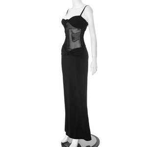 Détail d'une robe longue noire élégante avec maille transparente à la taille et vue latérale
