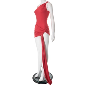 Détail de robe mini rouge à une épaule avec taille nouée et long ruban fluide