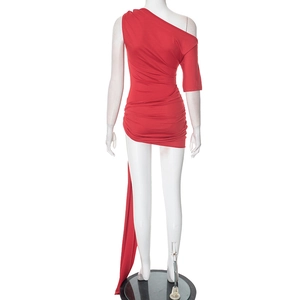 Détail de la robe courte rouge asymétrique avec fronces latérales et longs rubans
