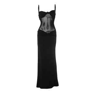 Robe moulante noire avec nœud torsadé au décolleté et détails en tulle transparent