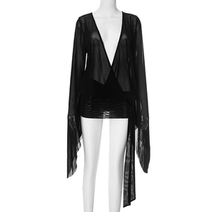 Detail eines schwarzen Mesh-Minikleids mit tiefem V-Ausschnitt und weiten Ärmeln