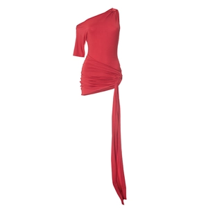 Détail de la robe rouge froncée avec épaule asymétrique et ruban décoratif élégant