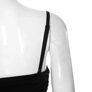Détail des bretelles réglables noires sur une robe longue élégante en maille noire