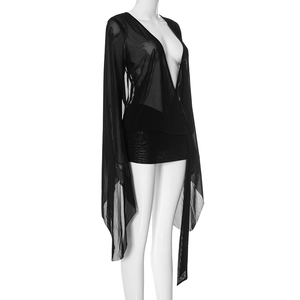 Detail eines schwarzen, transparenten Netz-Cardigans mit tiefem V-Ausschnitt