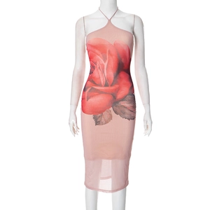 Dettaglio dell'abito midi rosa allacciato al collo con stampa di rose rosse e mesh