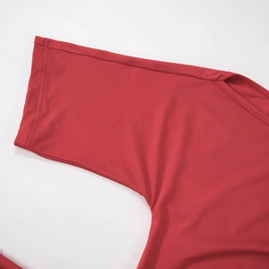 Détail du tissu lisse et des coutures précises sur l'encolure de la robe courte rouge