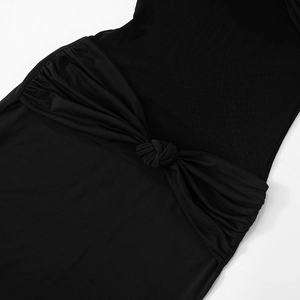 Détail de la conception du nœud torsadé et du tissu côtelé sur cette robe longue noire
