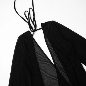 Detail aus schwarzem Mesh-Gewebe mit transparenter Textur und Neckholder am Minikleid