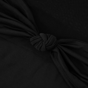 Vue macro détaillée du nœud torsadé sur cette robe longue noire élégante sans bretelles