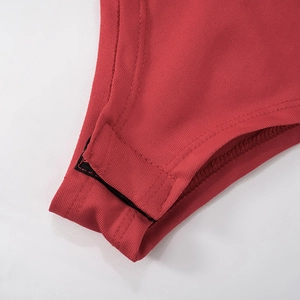 Détail de la robe moulante rouge avec fermeture à boucle et texture en tissu sergé délicat