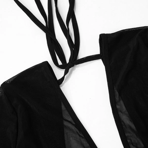 Makrodetail aus transparentem schwarzem Netzstoff und hochwertigen Nähten am Neckholder-Ausschnitt