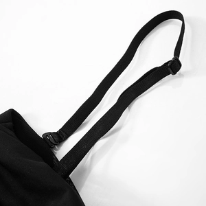 Détail macro d'une bandoulière en nylon noir réglable avec une boucle en plastique robuste