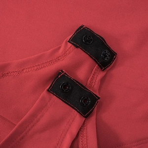 Vue détaillée d'un body rouge avec des boutons-pression noirs et des bandes renforcées