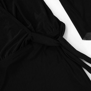 Detail des schwarzen Mesh-Wickelkleids mit elastischer Rippenstruktur und Seitenschleife
