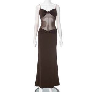 Détail d'une robe longue marron foncé élégante avec insert en résille et détails de nœuds