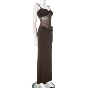 Détail d'une robe bustier marron foncé élégante avec panneau en tulle et nœud drapé