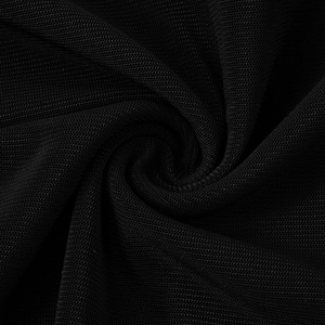 Detailansicht der atmungsaktiven schwarzen Mesh-Stoffstruktur mit weichen elastischen Fasern