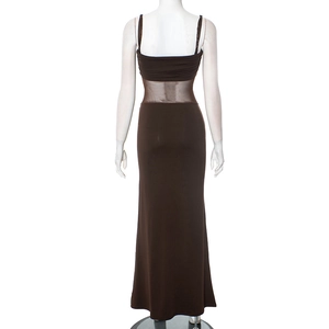 Détail du dos de la robe marron avec tissu froncé et empiècement en mesh à la taille