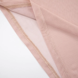 Dettaglio del vestito lungo floreale rosa che mostra cuciture a doppio ago di alta qualità