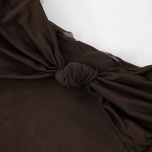 Détail macro du tissu froncé marron foncé et de la texture en maille nouée de la robe