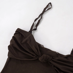 Détail des bretelles réglables et du nœud sur la robe bustier en maille marron foncé