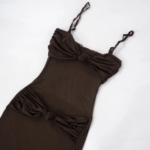 Vue à plat d'une robe bustier marron foncé avec nœud torsadé élégant et fines bretelles