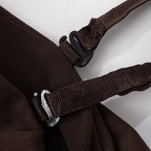 Vue macro des bretelles réglables et du tissu maille nid d'abeille marron d'une robe