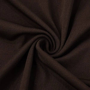 Détail macro de tissu en maille côtelée marron foncé avec texture douce et finition premium