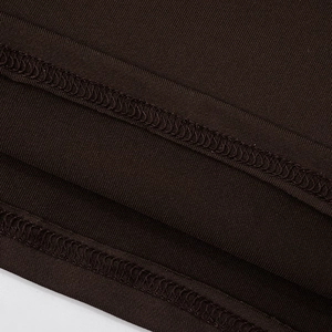 Détail de la double couture professionnelle sur la robe longue en maille marron foncé