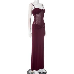 Détail d'une robe de soirée bordeaux avec taille en tulle et plis élégants en nœud