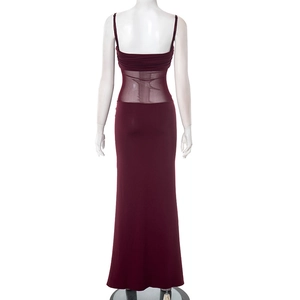 Détail de la robe de soirée bordeaux avec empiècement en tulle à la taille et dos nu