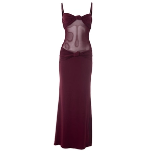 Détail de la robe longue rouge foncé avec empiècement en mesh et nœud torsadé élégant