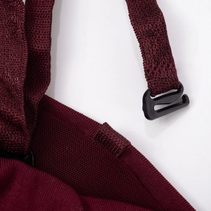 Détail de la bretelle en maille bordeaux avec boucle en G en plastique noir sur la robe