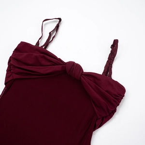 Détail du design élégant de nœud torsadé rouge vin sur le corsage d'une robe bustier
